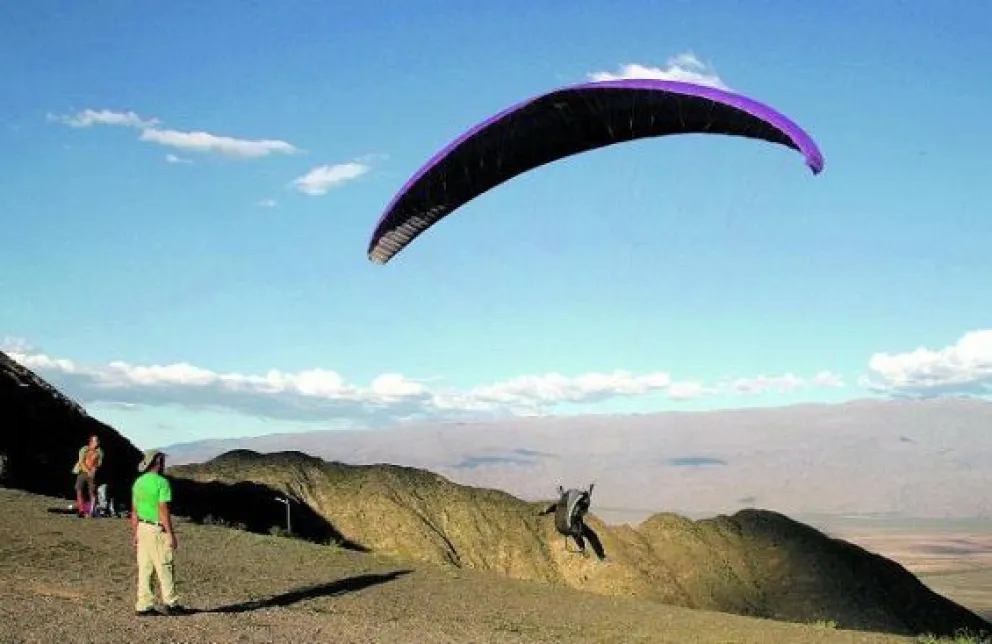 Mina Clavero: cayó un parapente con un instructor y una pasajera