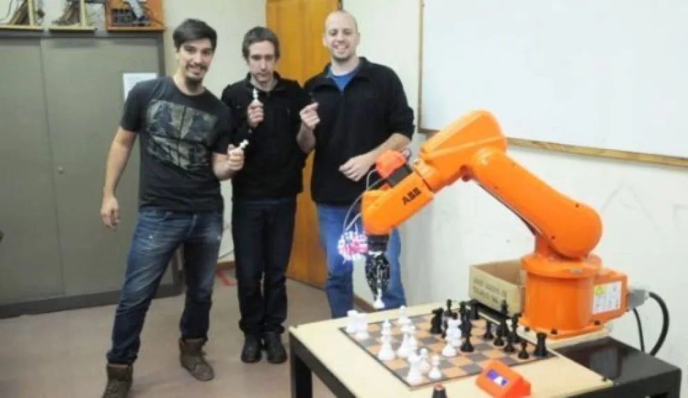 Jóvenes talento: Crearon en la UNSL un Robot que juega al ajedrez