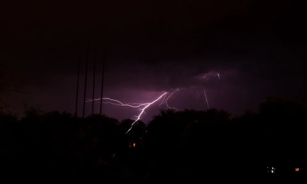 Un rayo causó daños eléctricos en Villa del Carmen.