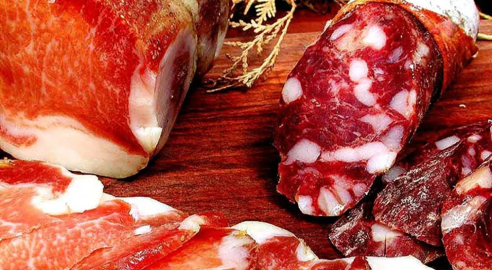 La triquinosis es una enfermedad transmitida por la ingesta de carne de cerdo cruda o mal cocida, contaminada con el parásito Trichinella spiralis.