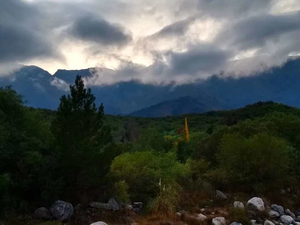 Hacia la tarde, el nivel de advertencia desciende a alerta amarilla, aunque las precipitaciones podrían continuar de manera intermitente.