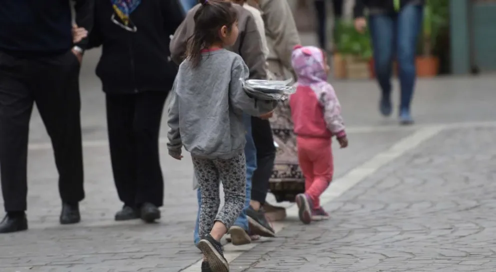 En 2025, la indigencia en niños y adolescentes descendió al 10,7%.