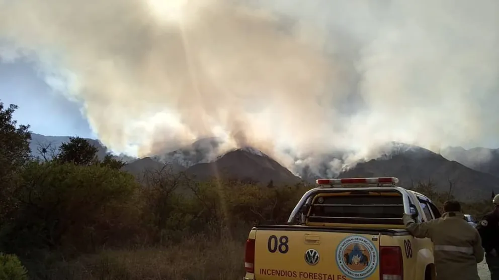 Más de 60 efectivos combaten el incendio en las sierras