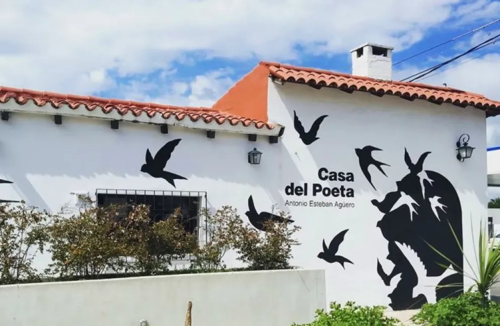 Exposiciones y música en vivo en la Casa del Poeta. 