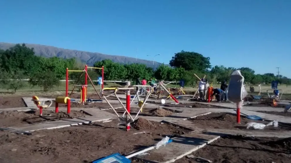 Instalan equipos en la Plaza Saludable del barrio Los Fresnos