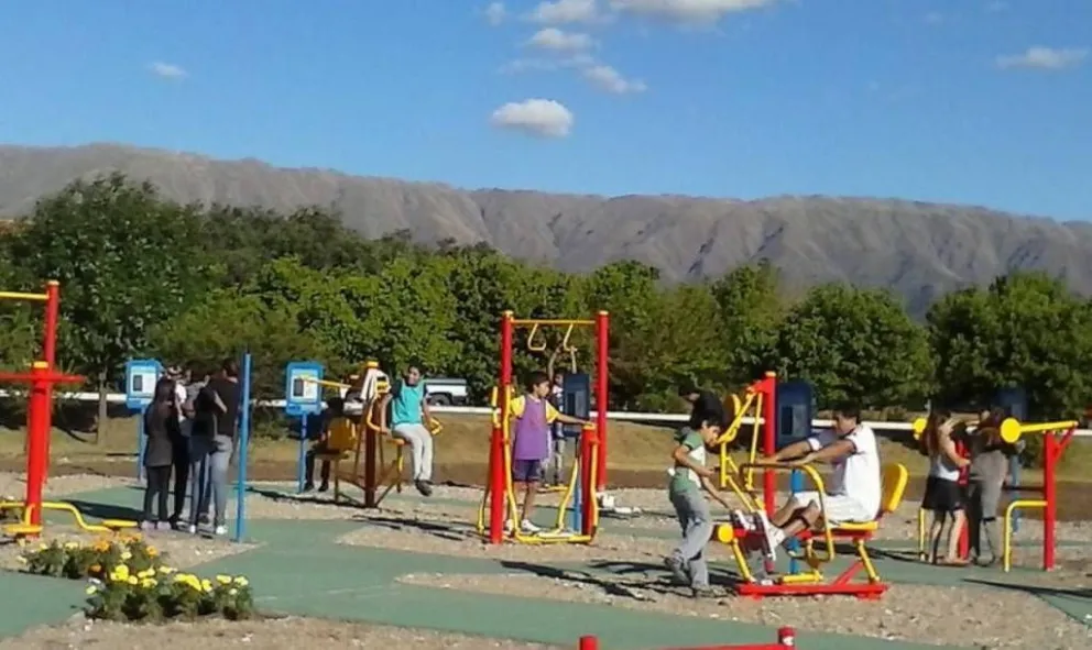 Merlinos colman la plaza saludable del Barrio 156 Viviendas