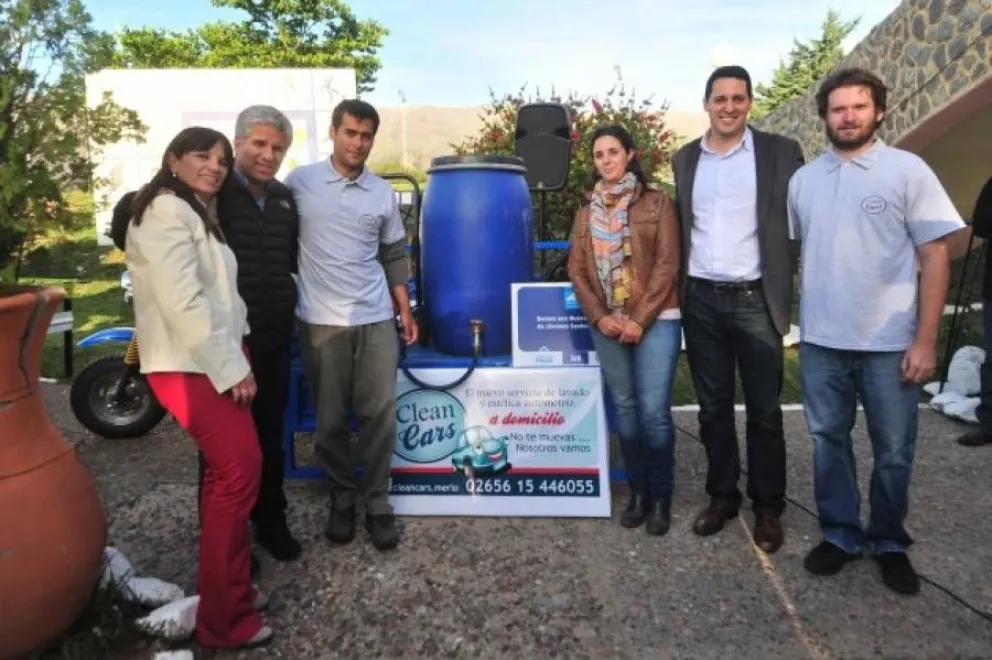 En Merlo ofrecen lavar los autos a domicilio