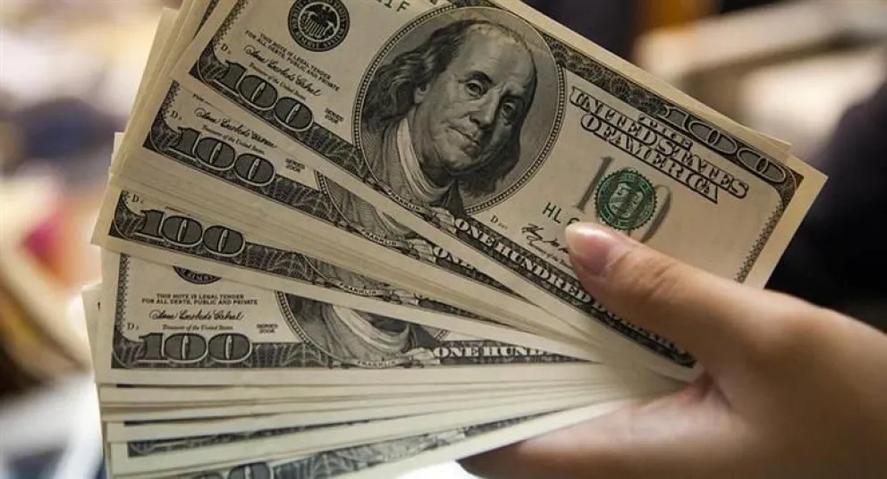 Desaparece el llamado “dólar ahorro”, que tenía un límite de USD 200 dólares por mes para atesoramiento. Quedaron derogados tanto el límite de USD 200 como la retención impositiva del 30% que se le aplicaba.