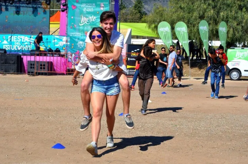 Durante toda la jornada, los estudiantes podrán participar de una variedad de juegos y competencias que promueven el trabajo en equipo, la camaradería y la actividad física. 