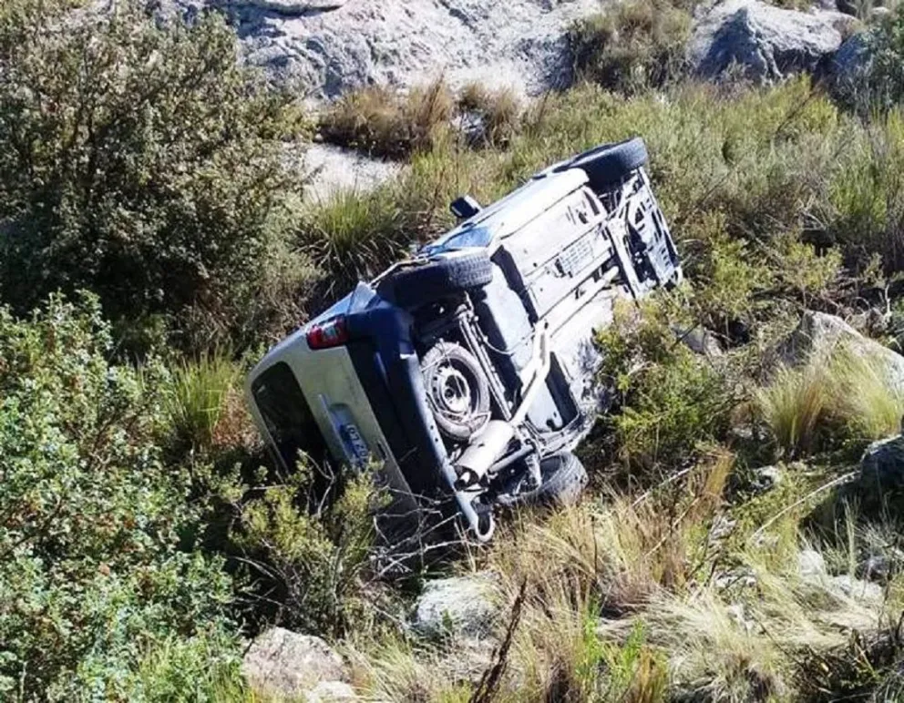 Perdió el control de la camioneta y cayó por un barranco en el camino ...
