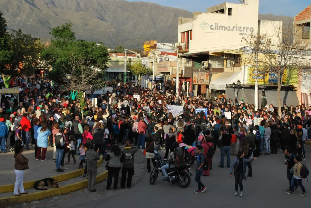 Multitudinaria marcha en Villa de Merlo