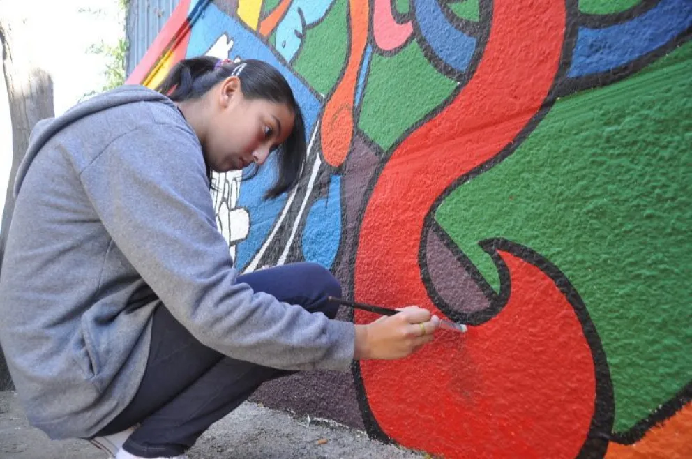 Alumnos de Cerro de Oro pintan un mural en la Terminal Vieja
