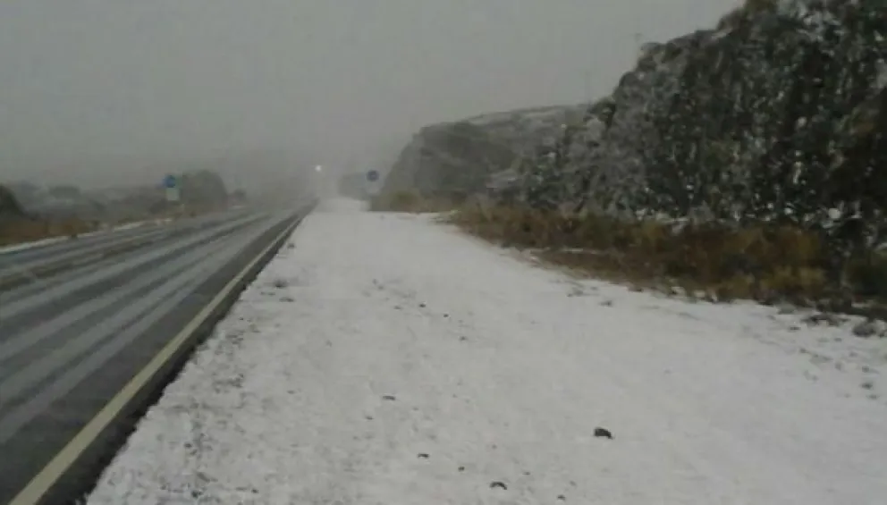 Cayó nevisca en Altas Cumbres y siguen las heladas