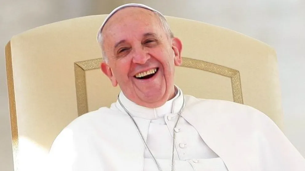 Francisco, que salió del hospital el pasado 23 de marzo tras una larga hospitalización de 37 días por una grave neumonía, apareció en público por última vez este domingo en la plaza de San Pedro, para dar la tradicional bendición Urbi et orbi.